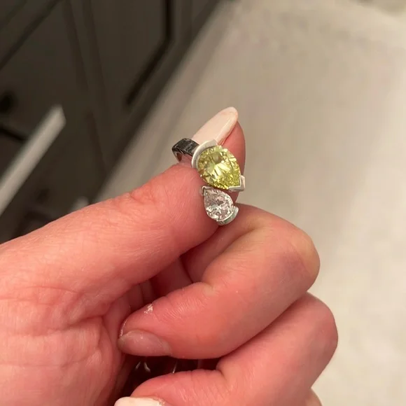 Beautiful ring - Picture 2 of 5